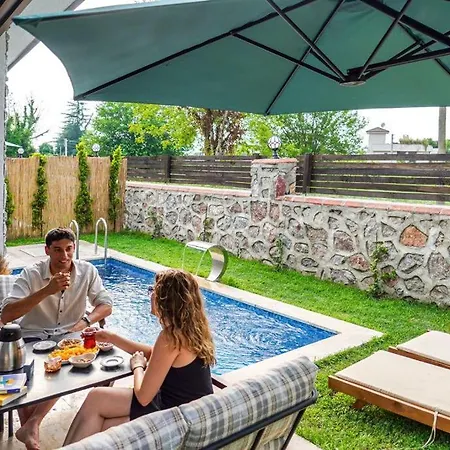 Vital Isitmali Havuzlu Villa&bungalov Couette-café