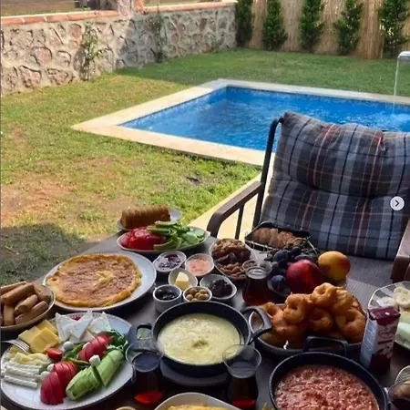 Vital Isitmali Havuzlu Villa&bungalov Couette-café